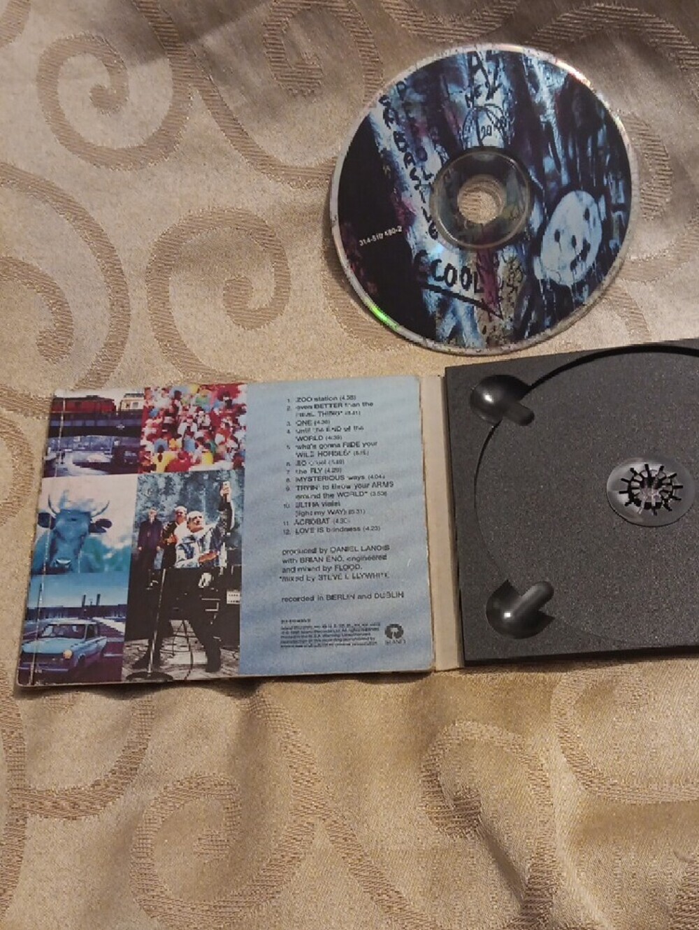 U2 CD - Picture 4 of 6